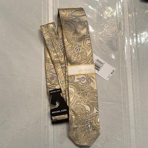 Men’s NWT Michael Kors 100% silk scalloped paisley tie.